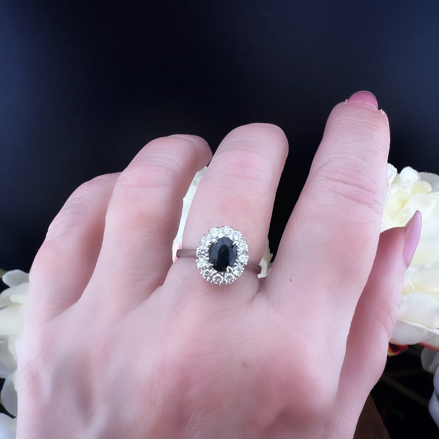 Anello a margherita in oro 18 ct con diamanti e zaffiro