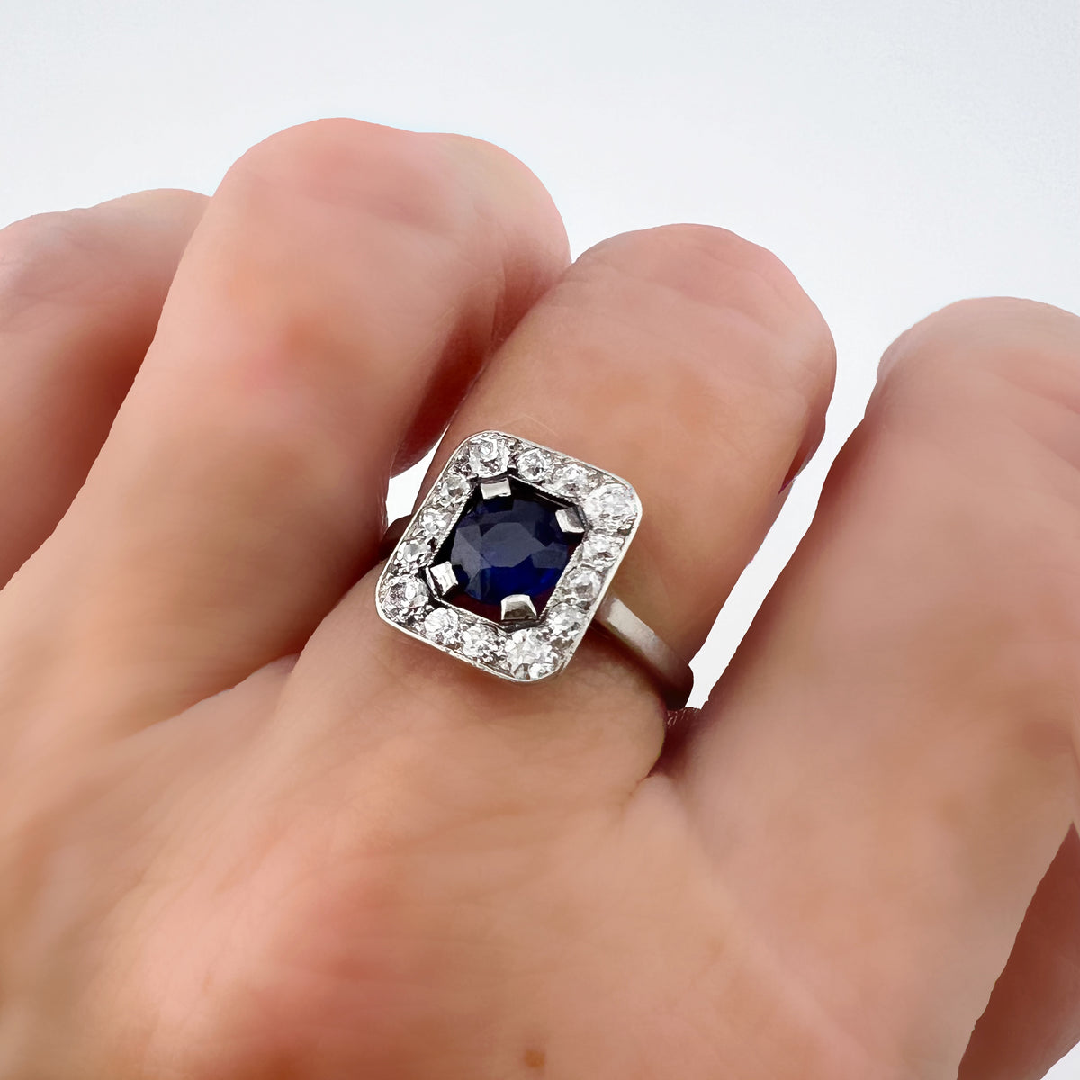 Anello Art Déco in platino con zaffiro e diamanti old mine – Europa, circa 1930