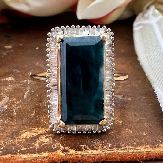 Anello in oro con grandidierite e diamanti baguette