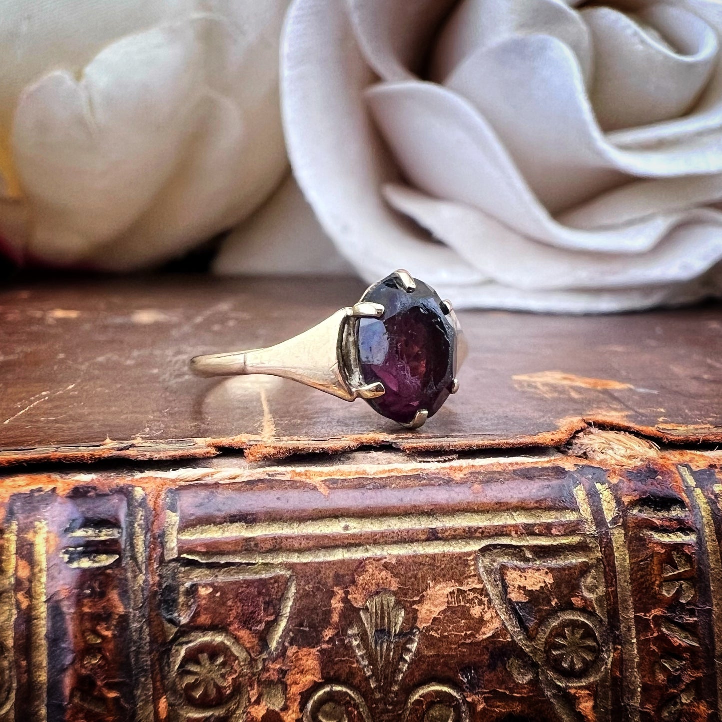 Anello vintage solitario con granato ovale – oro 9 carati, anni ’70