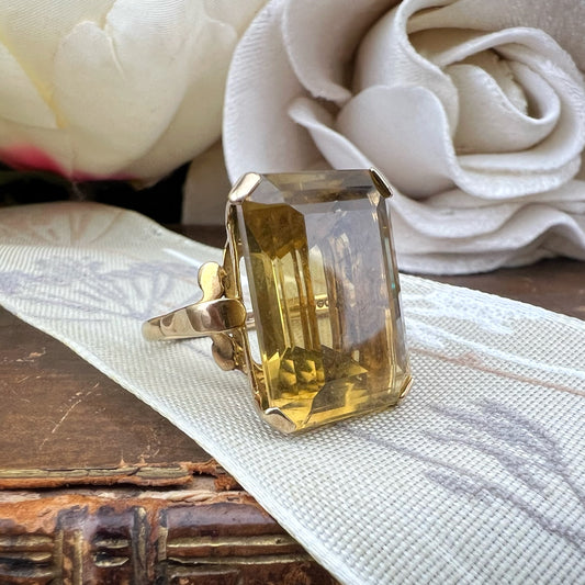 Anello cocktail con citrino taglio smeraldo – Londra, 1962