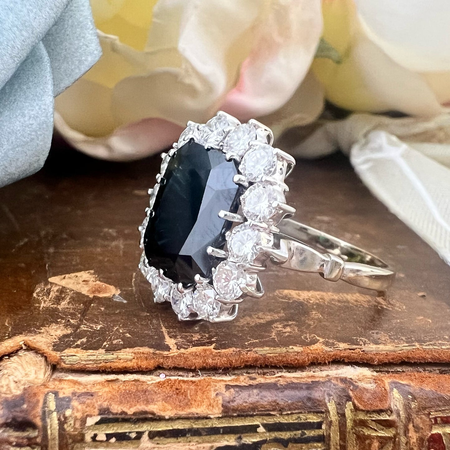 Anello vintage in oro 18K a margherita con zaffiro australiano da 7 ct e diamanti per 1.40 ct