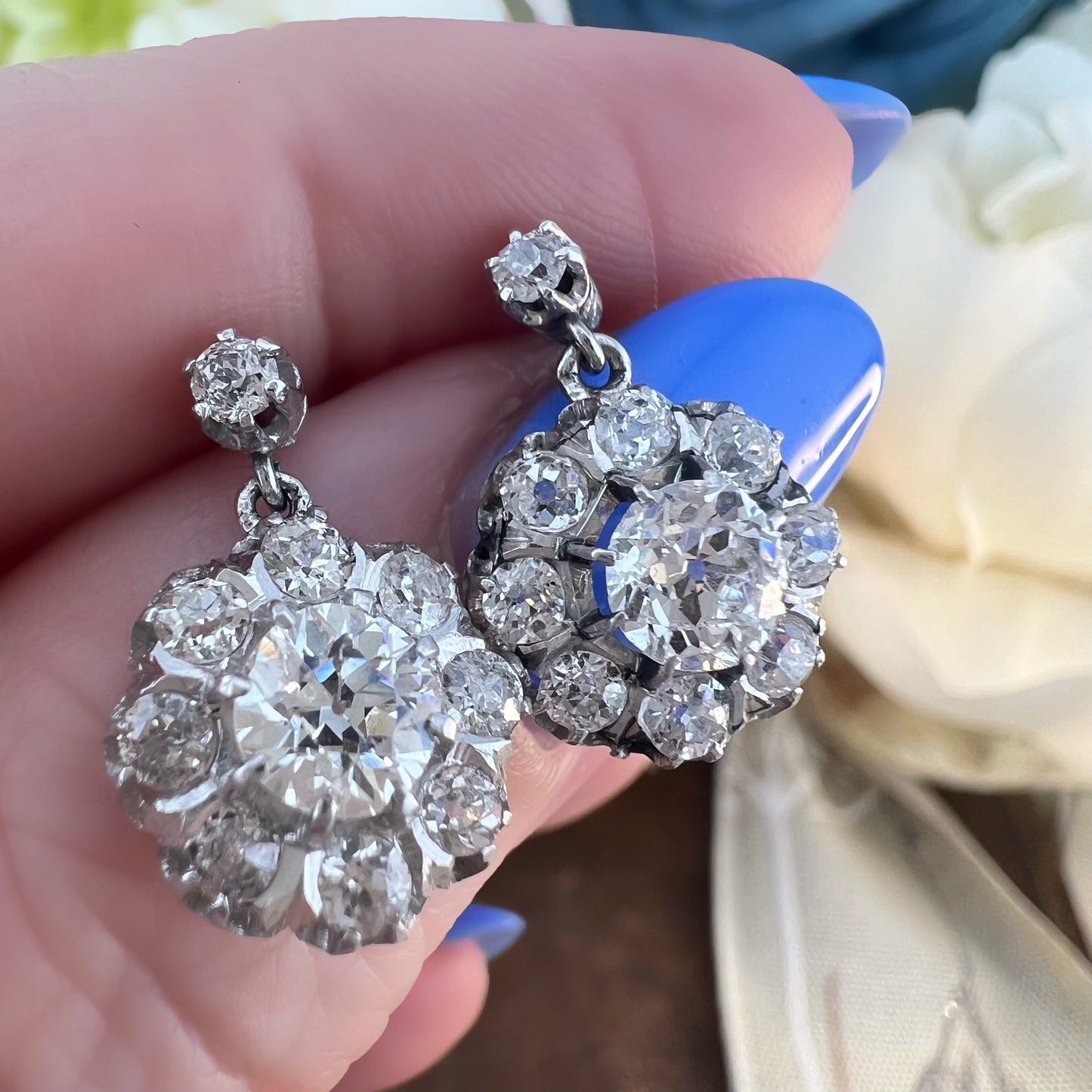 Coppia di orecchini in platino a margherita con diamanti old mine per 1.9 ct