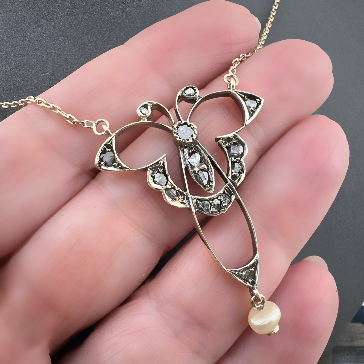 Pendente Art Nouveau a forma di farfalla in oro 14 kt, diamanti a taglio rosa e perla naturale 1900-1910