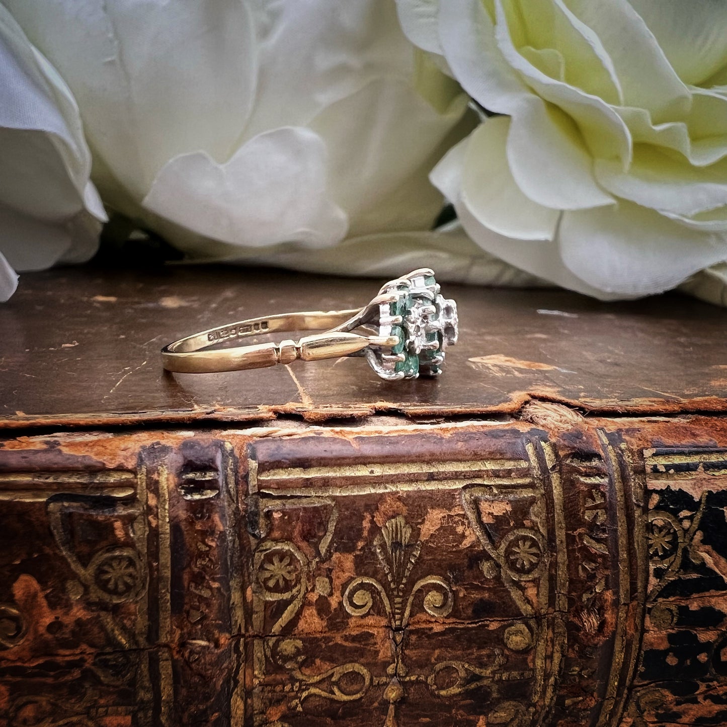 Anello a tre margherite di smeraldi