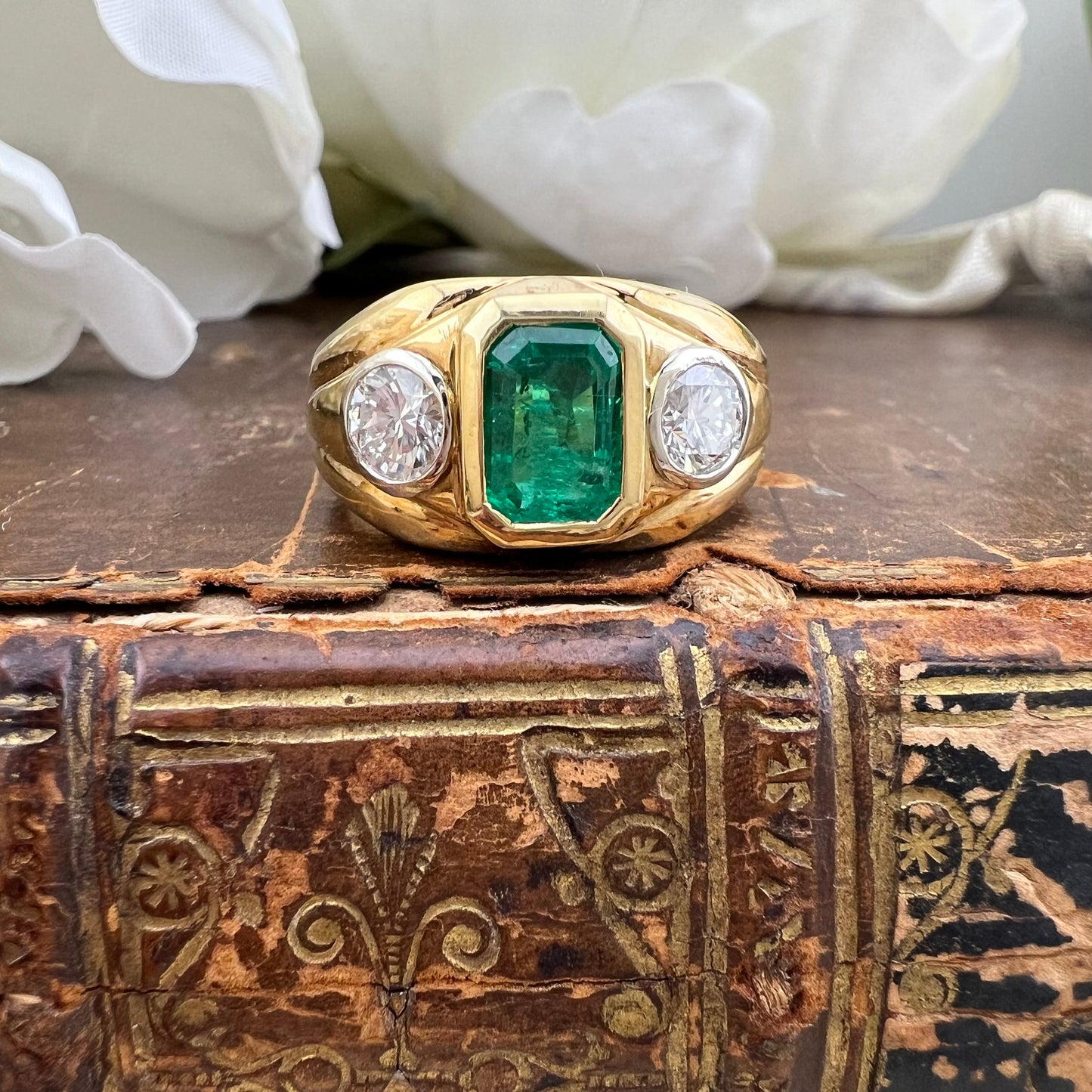 Anello in oro 18 ct con smeraldo colombiano da 1 carato e diamanti per 0.80 ct