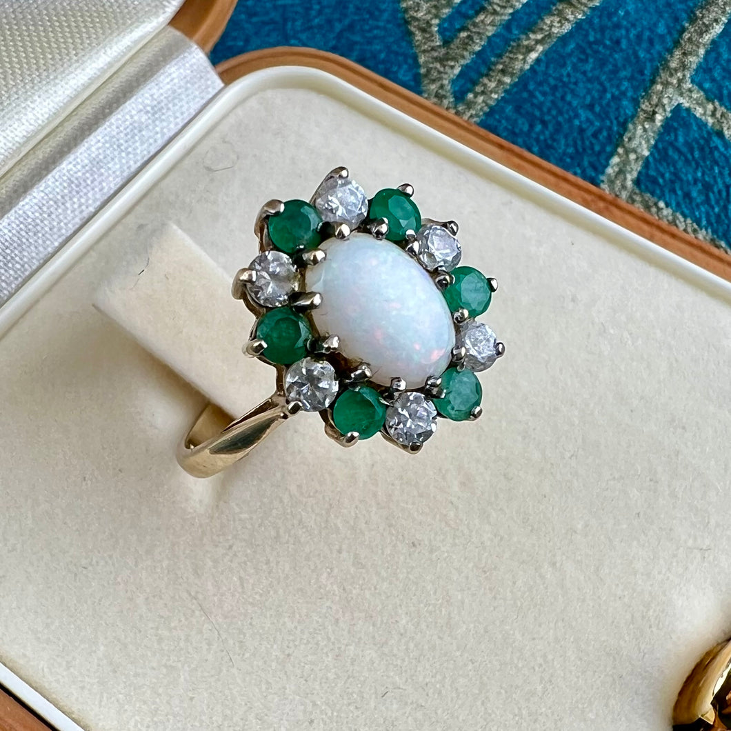 Anello a margherita con opale, smeraldi e cristalli