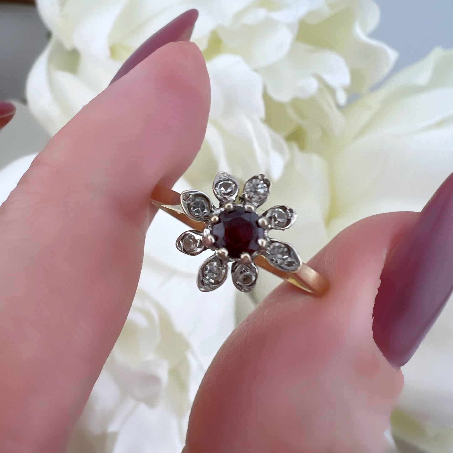 Anello vintage floreale in oro con granato e quarzi 1970 c.