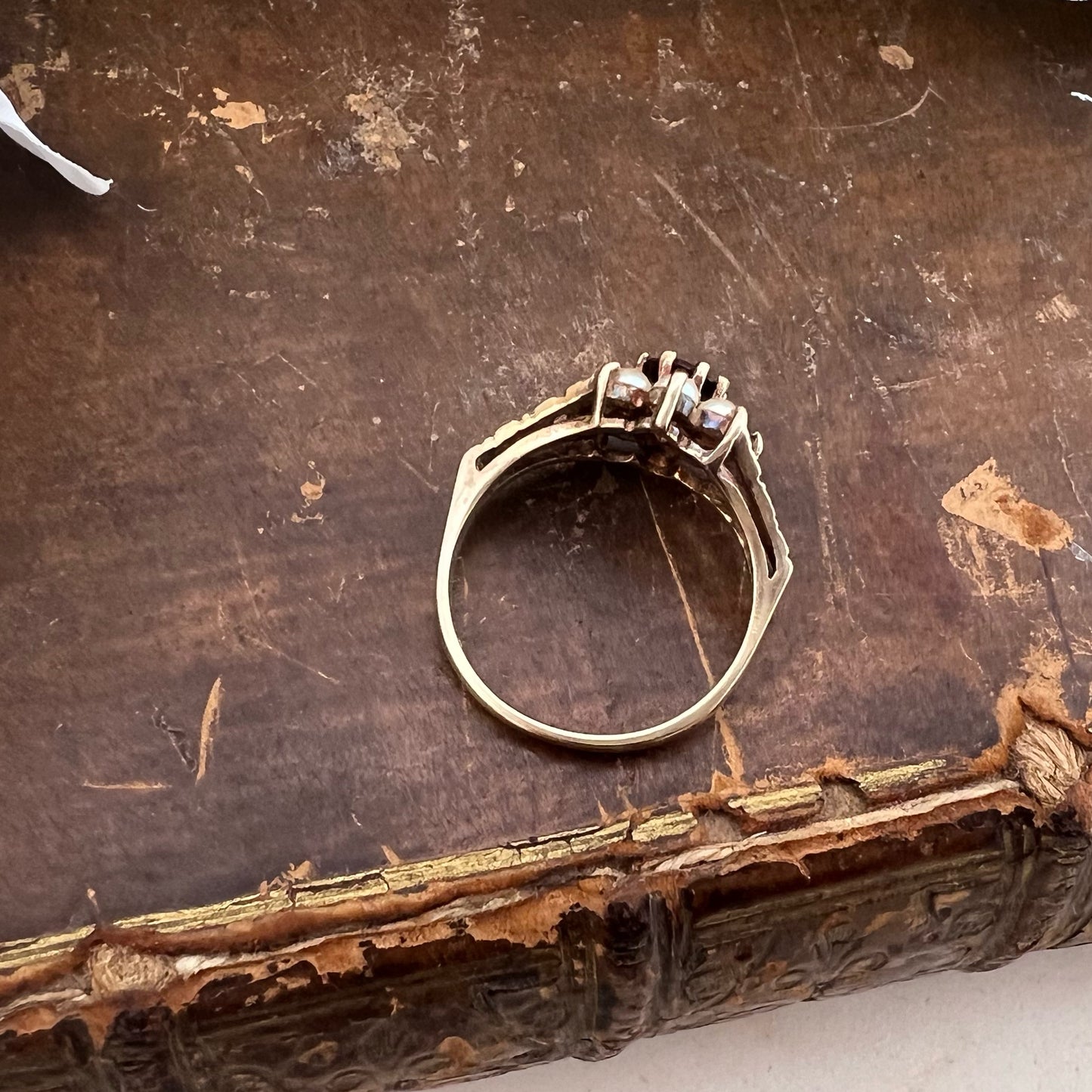 Anello Margherita con Granato e Perle – Anno 1970 Birmingham