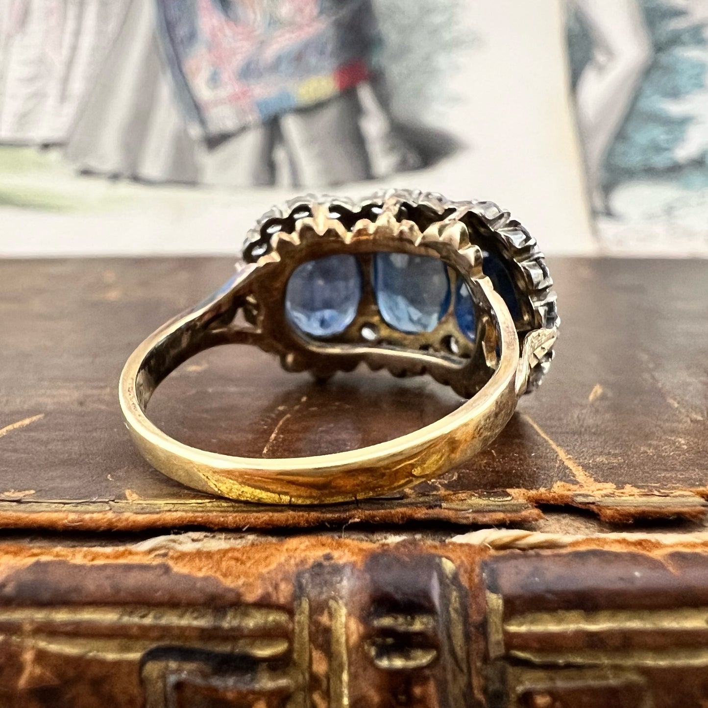 Grande anello trilogy con tre zaffiri naturali per 5 ct e diamanti – Italia, circa 1970 oro 18k