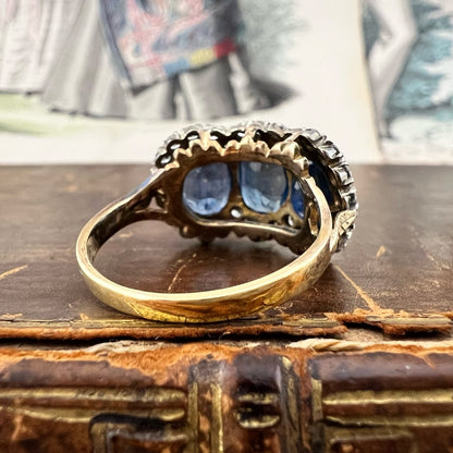 Grande anello trilogy con tre zaffiri naturali per 5 ct e diamanti – Italia, circa 1970 oro 18k