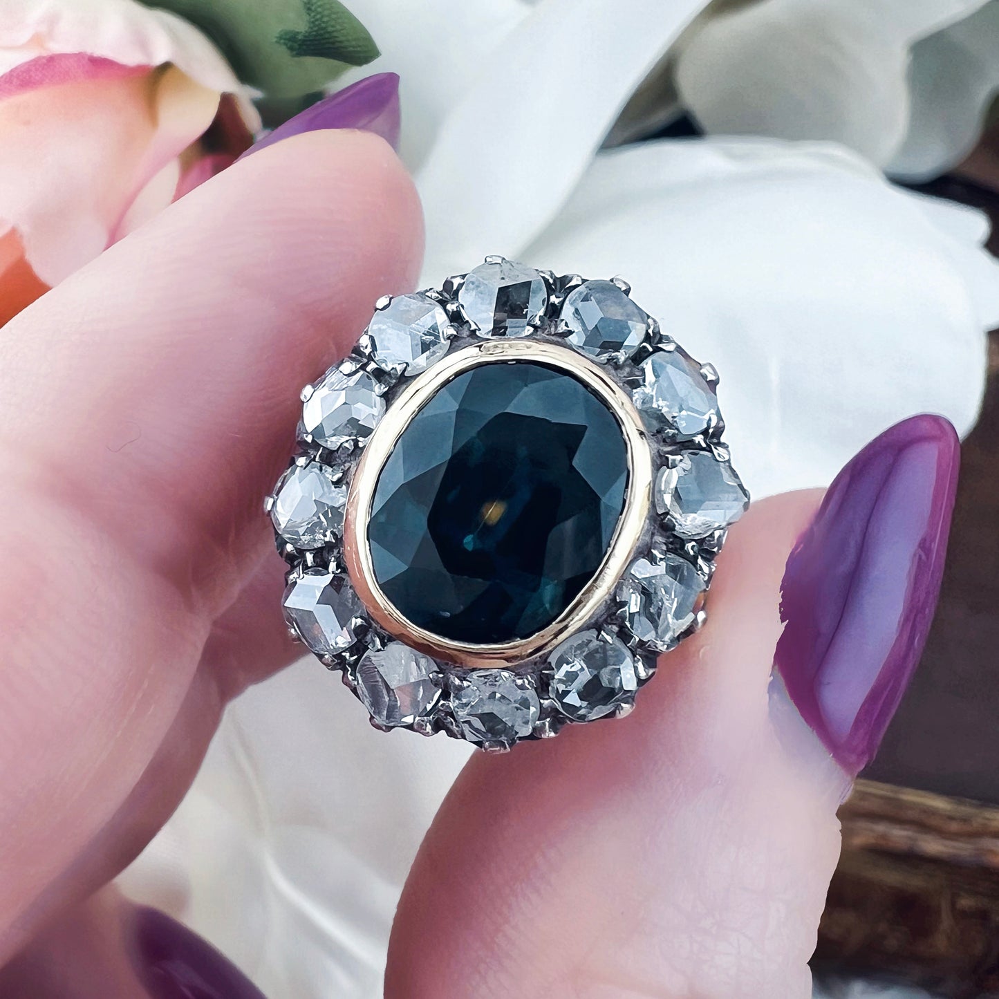 Grande anello margherita con zaffiro teal 3.80 ct e diamanti a rosetta per 1.20-1.30 ct in oro giallo 18k