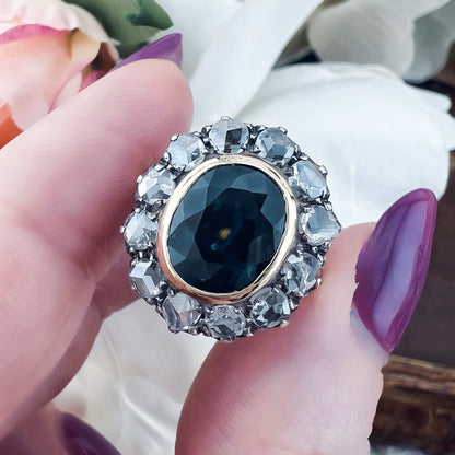 Grande anello margherita con zaffiro teal 3.80 ct e diamanti a rosetta per 1.20-1.30 ct in oro giallo 18k