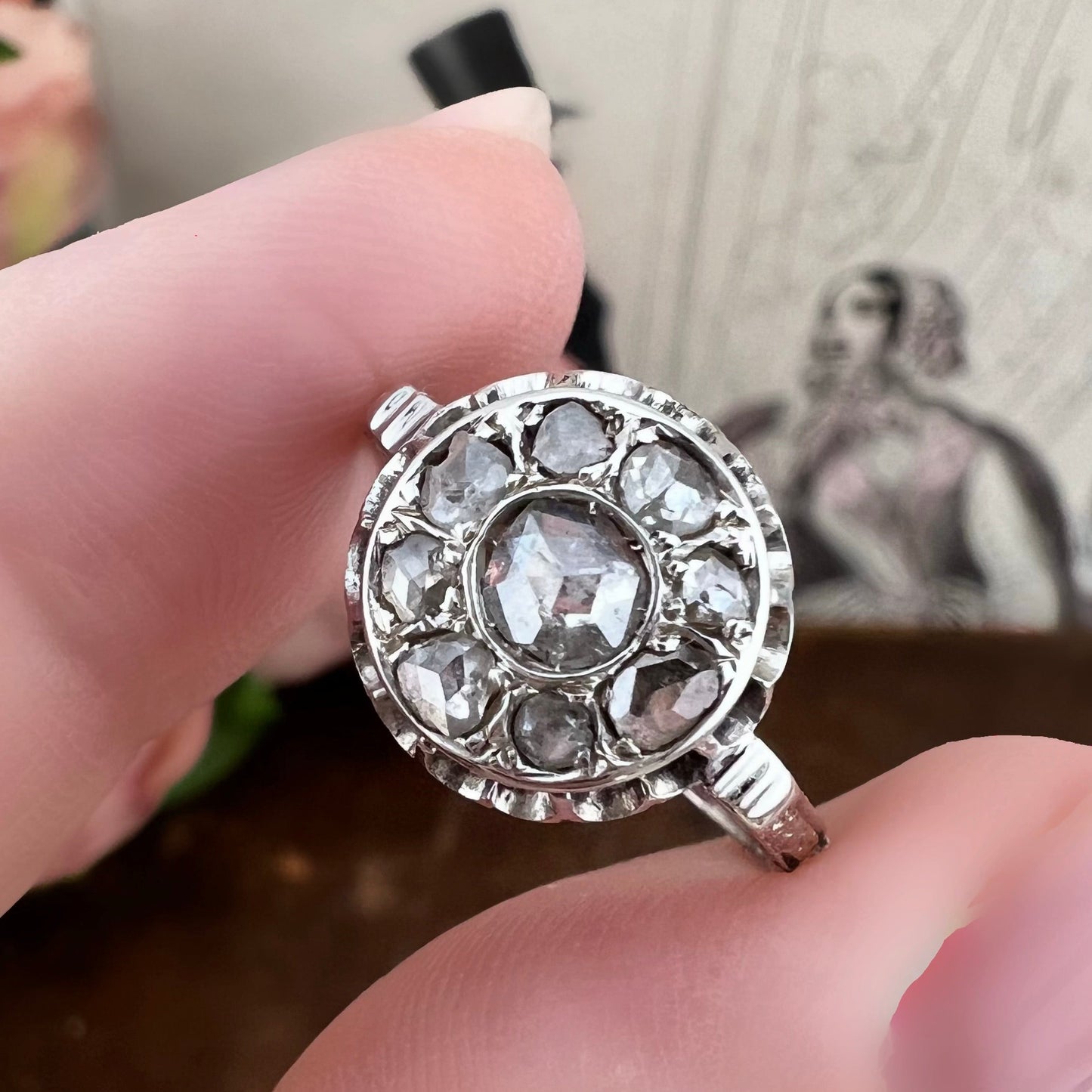 Anello Liberty anni ’20 con diamanti a motivo floreale in oro bianco 18 kt