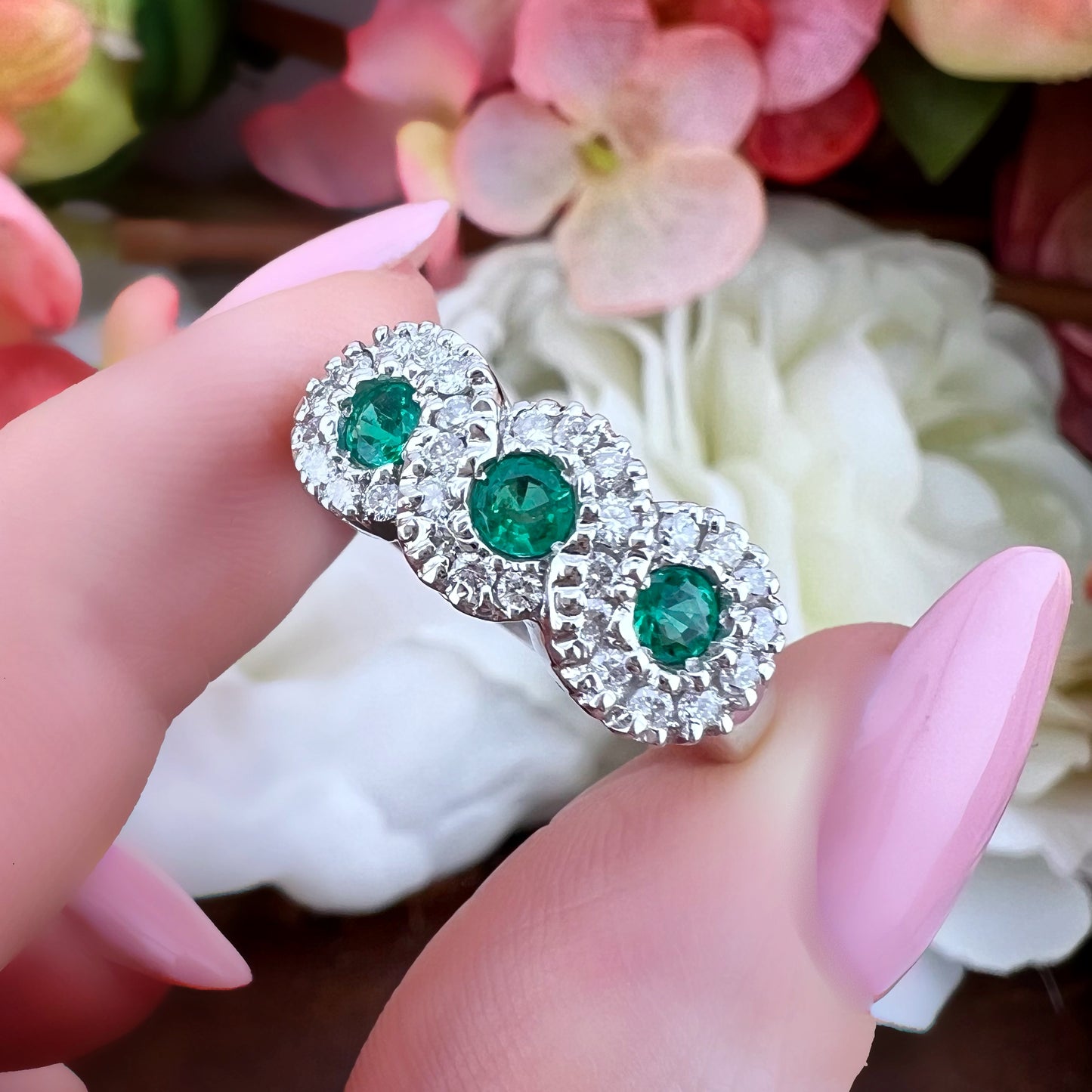 Anello Trilogy con Smeraldi e Diamanti – Oro Bianco 18k