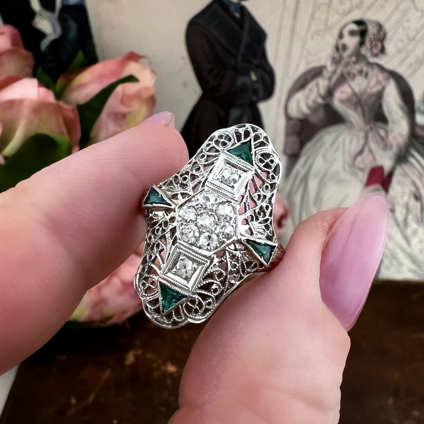Anello Art Déco in oro bianco 18k con diamanti e smeraldi – pezzo unico d’epoca con scatola originale.