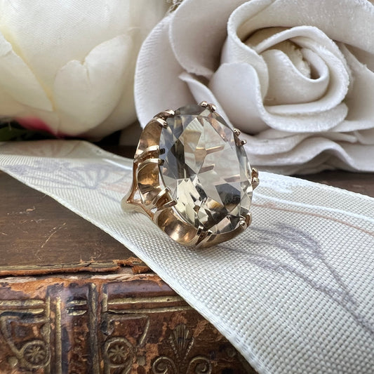 Cocktail Ring Vintage con Quarzo Grigio Caldo – Birmingham, 1975