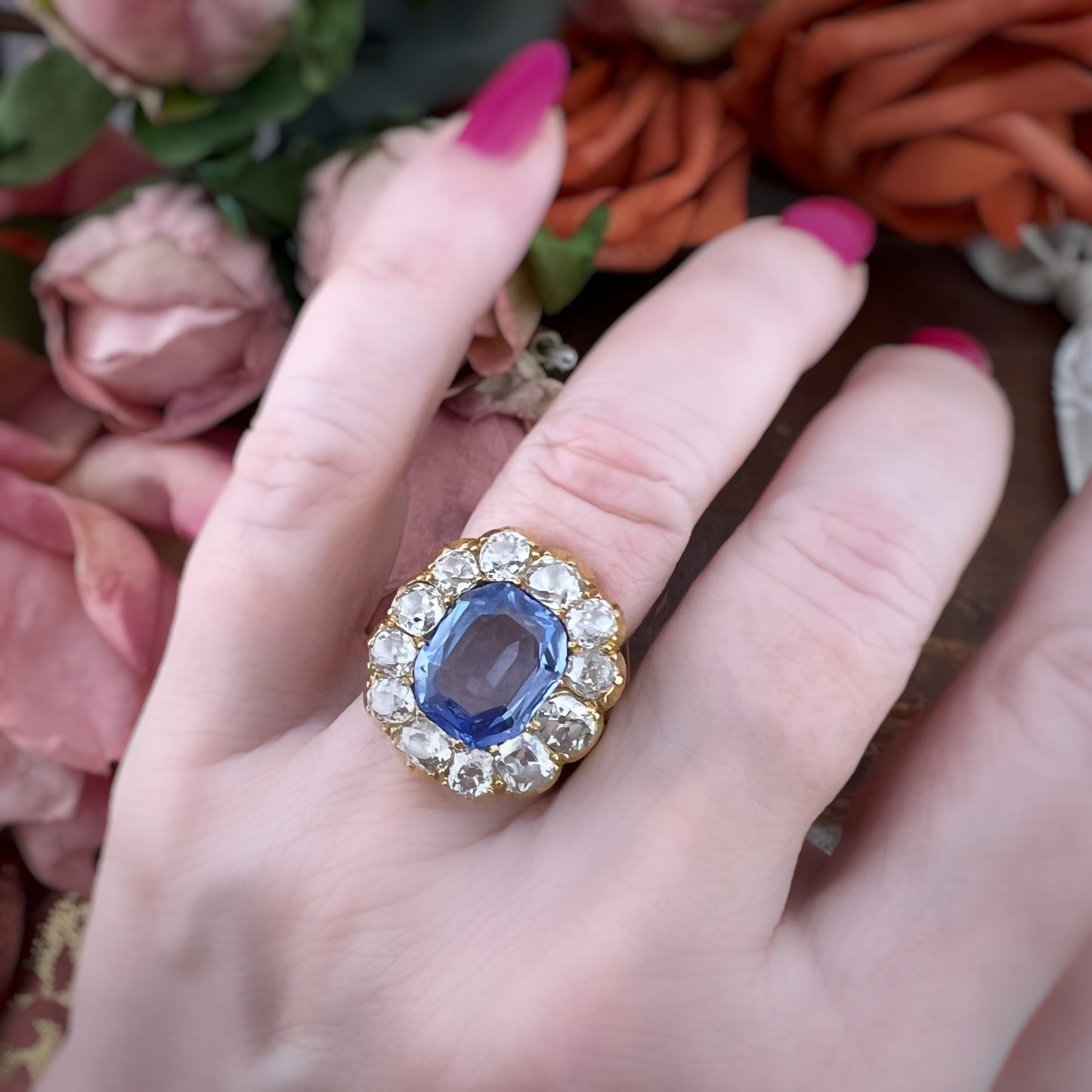 Anello fine ‘800 con zaffiro Ceylon 4.60 ct diamanti old mine 5 ct oro giallo 18k