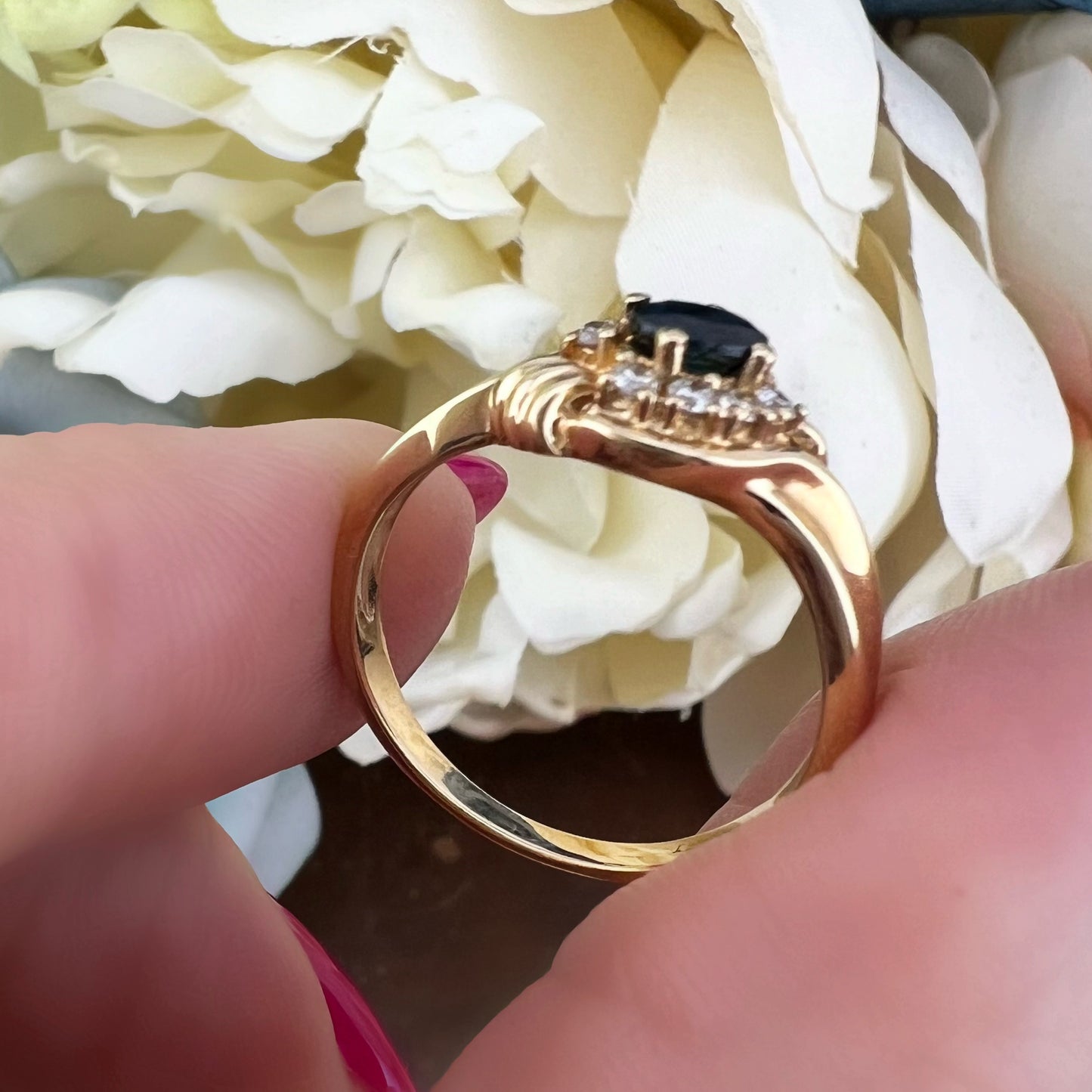 Anello con zaffiro e diamanti in oro giallo 14 ct