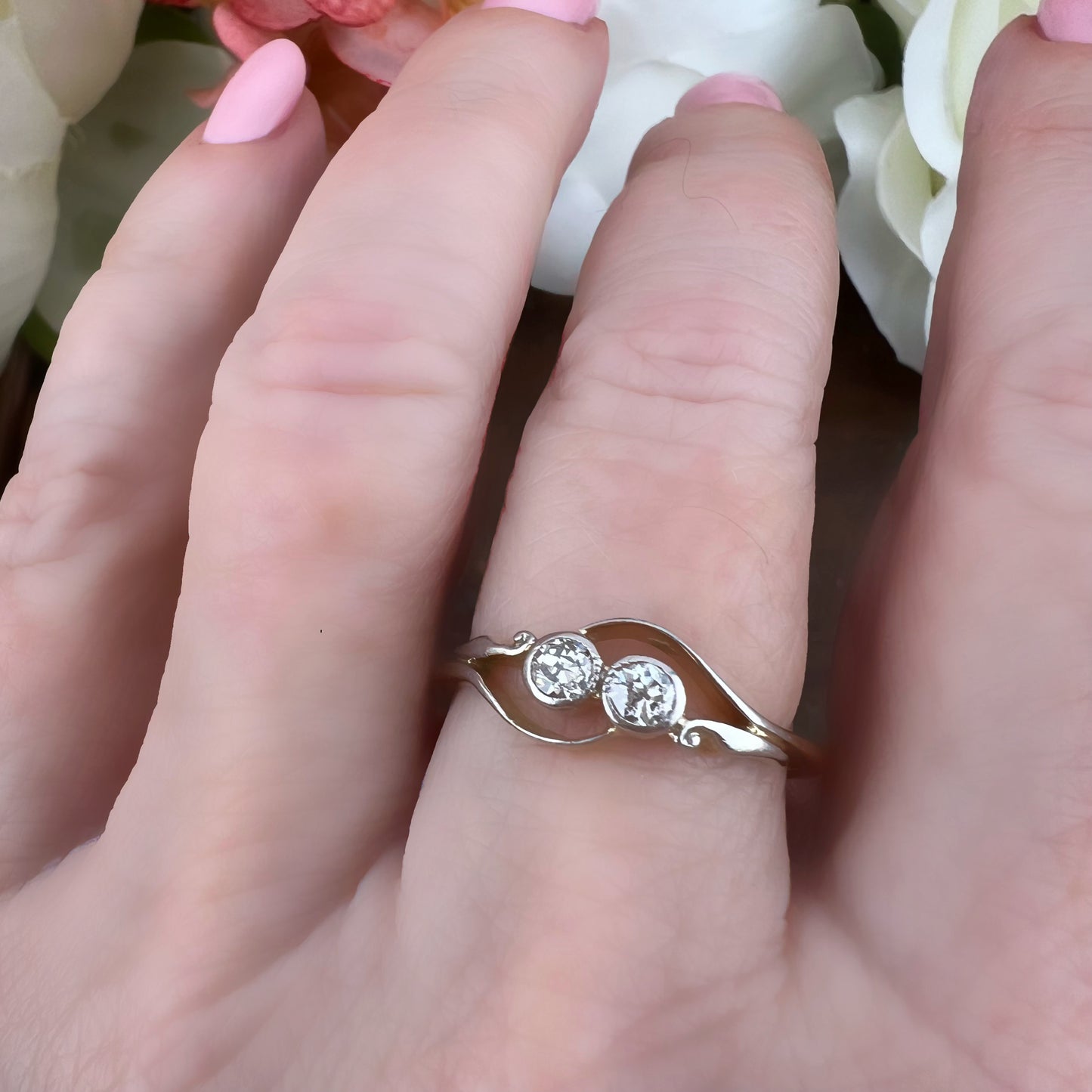 Anello antico in oro 18 e due diamanti – italia primi anni del Novecento