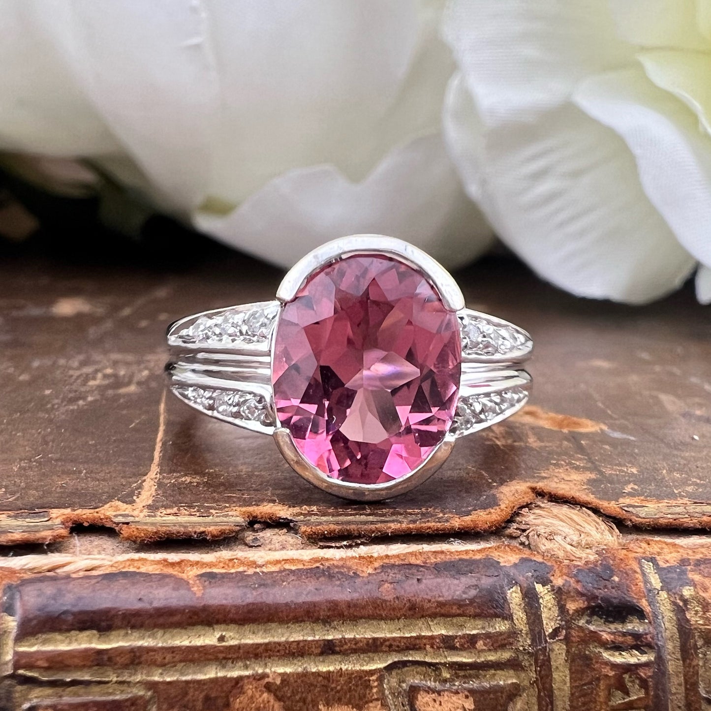 Anello con tormalina, diamanti, oro bianco 18 ct