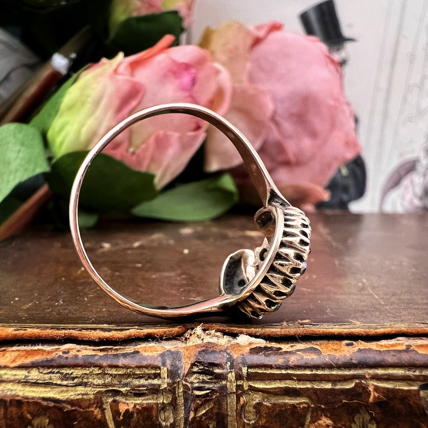 Anello vittoriano con motivi celesti. Oro rubini, diamanti e smeraldo.