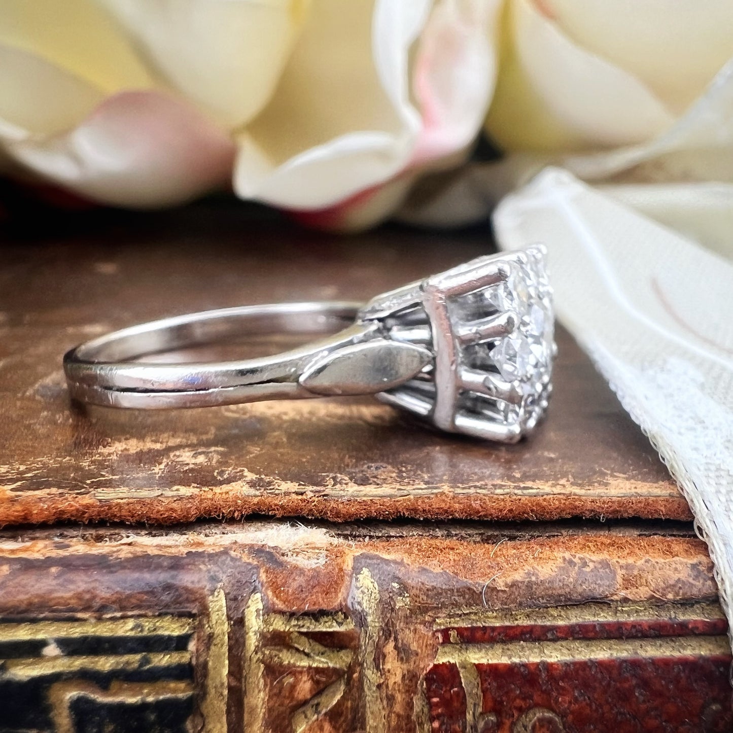 Anello a margherita quadrata struttura architettonica in oro bianco 18k e diamanti