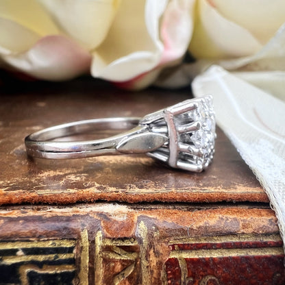 Anello a margherita quadrata struttura architettonica in oro bianco 18k e diamanti