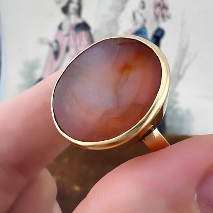 Grande anello chevalière in oro 18 carati e corniola. Italia 1970