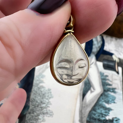 Pendente “volto della luna” in pietra di luna e oro 18 k– Europa, anni ’60