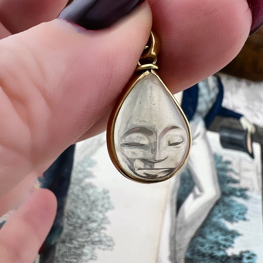 Pendente “volto della luna” in pietra di luna e oro 18 k– Europa, anni ’60