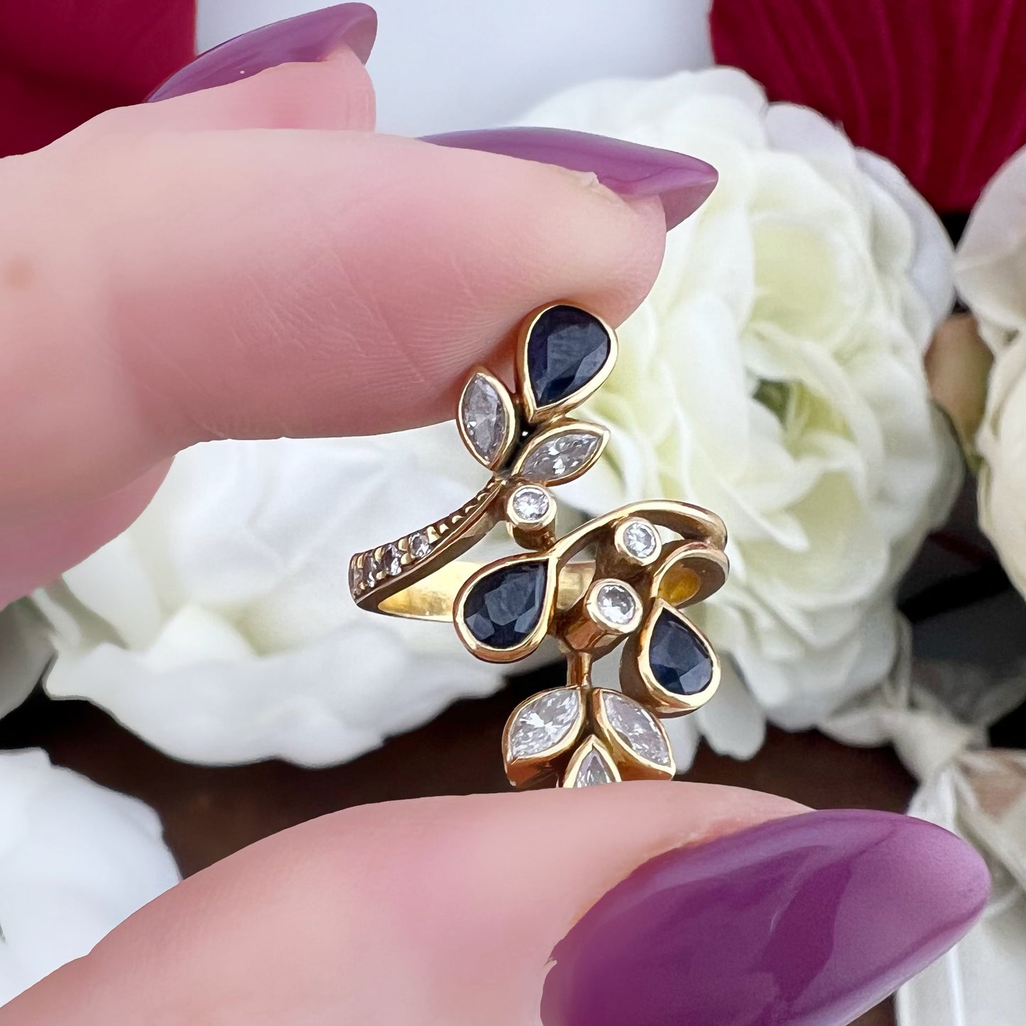 Anello a ramage verticale in oro 18k zaffiri e diamanti