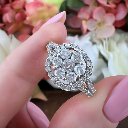 Anello modello Margherita con cornice di diamanti in oro