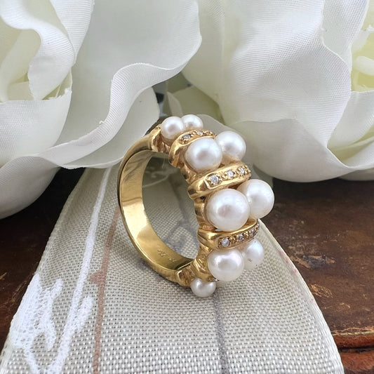 Anello in oro 18 carati perle e diamanti. Milano 1970-80