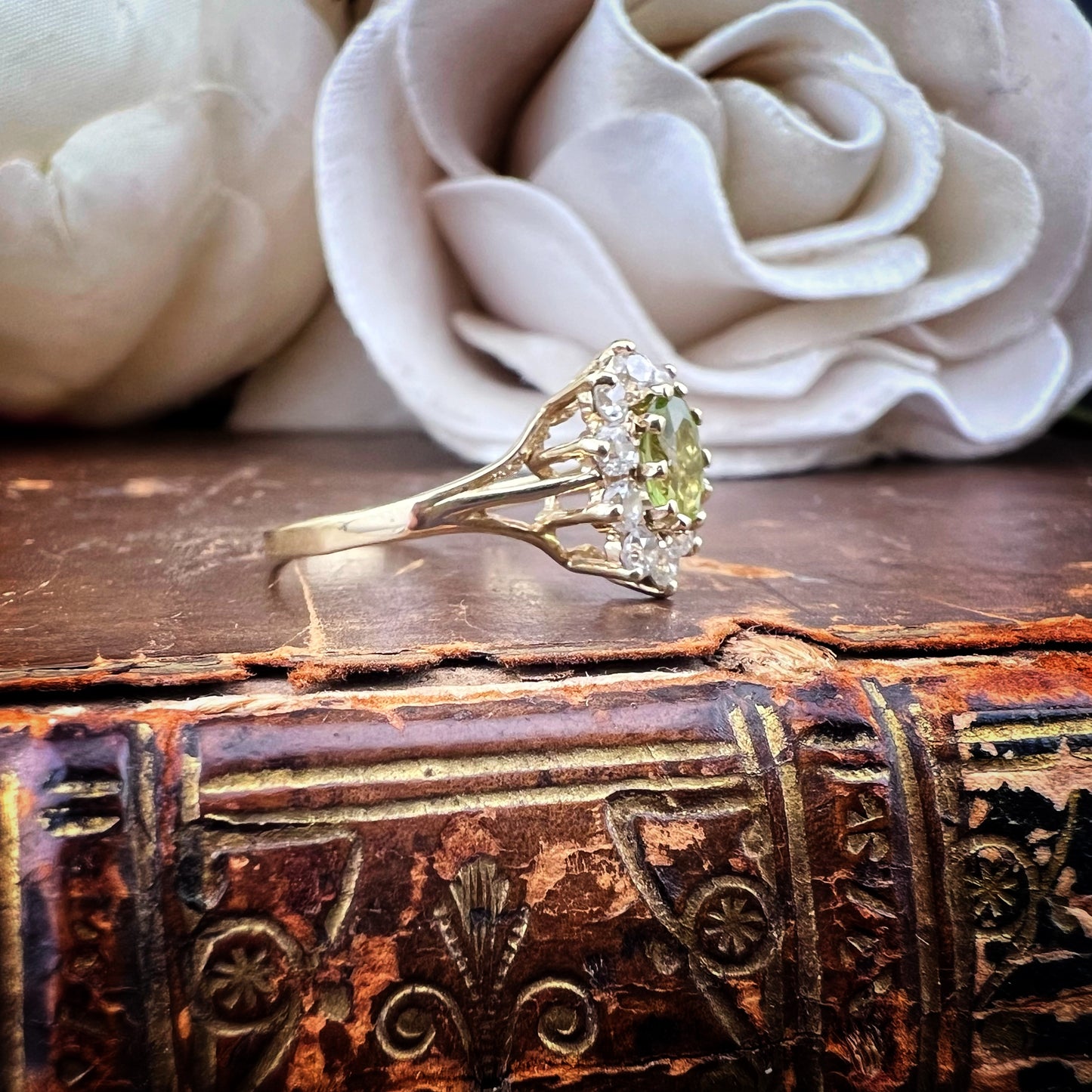 Anello Vintage in Oro 9k con Peridoto e Zirconi – Stile Inglese
