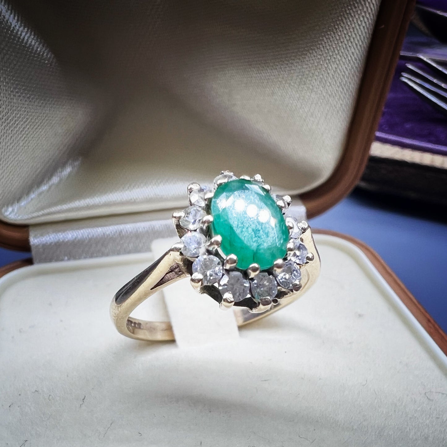 Anello vintage a margherita in oro con smeraldo – Birmingham, 1984