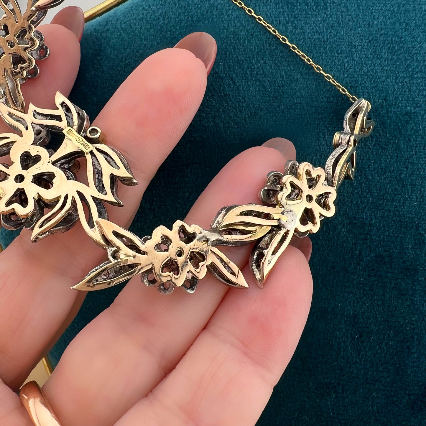 Antico collier in oro e argento con smeraldi e diamanti. Italia circa 1934-1940.