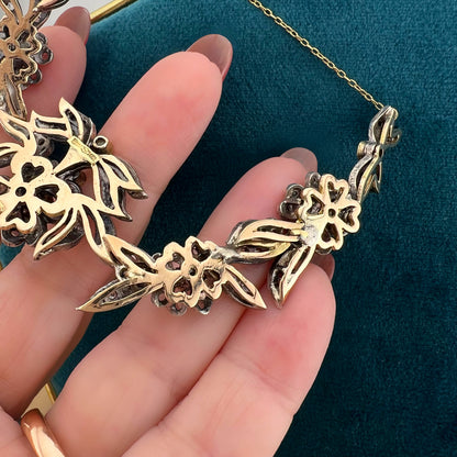 Antico collier in oro e argento con smeraldi e diamanti. Italia circa 1934-1940.