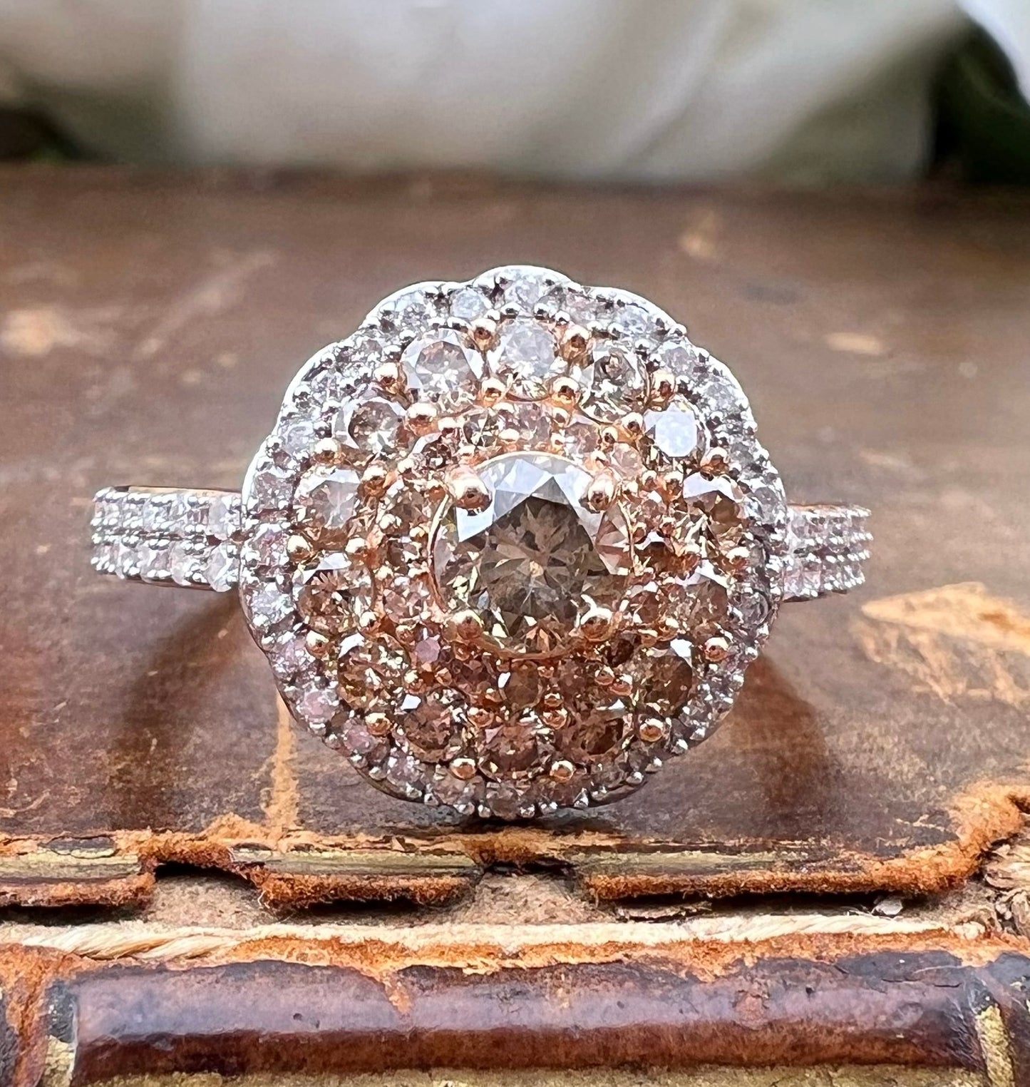 Anello vintage in oro 9k e diamanti bianchi e brown.