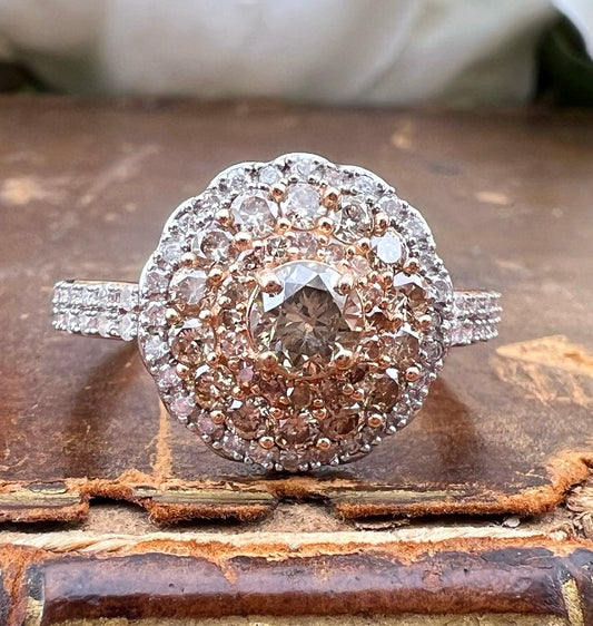 Anello vintage in oro 9k e diamanti bianchi e brown.