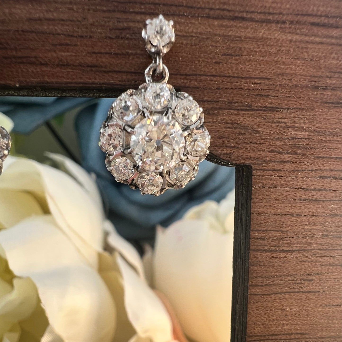 Coppia di orecchini in platino a margherita con diamanti old mine per 1.9 ct