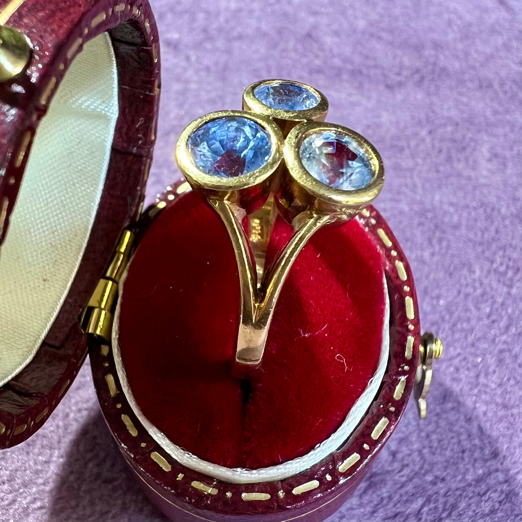 Anello con tre zaffiri celesti in oro 18 carati