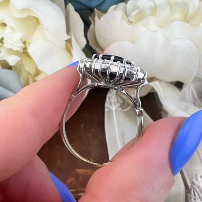 Anello vintage in oro 18K a margherita con zaffiro australiano da 7 ct e diamanti per 1.40 ct