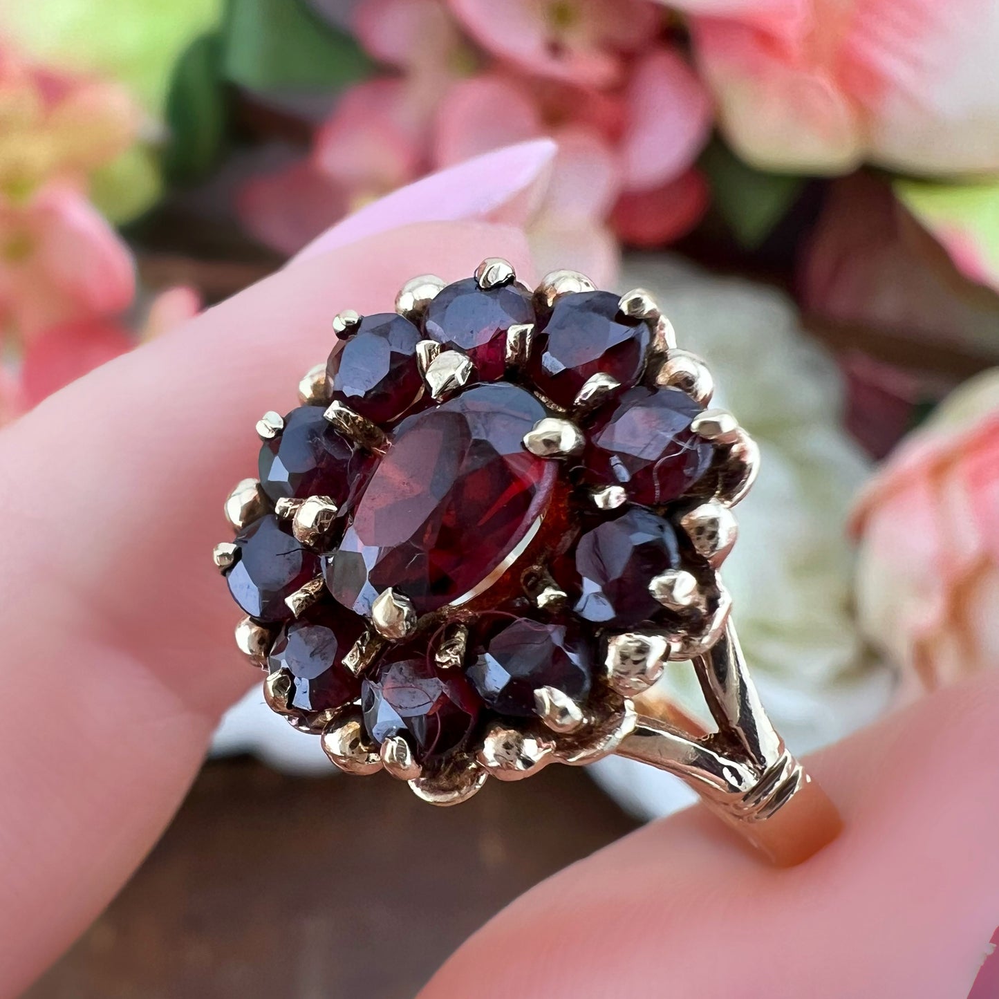 Anello vintage a margherita con granati – Londra, 1986