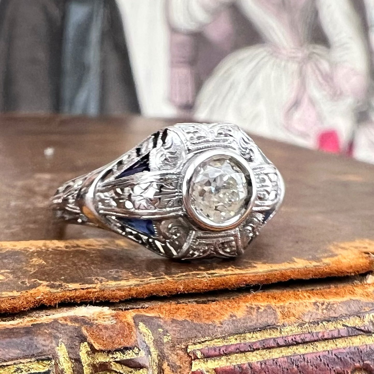 Anello Art Déco in platino con diamante Old Mine e zaffiri naturali. Italia c. 1920-30