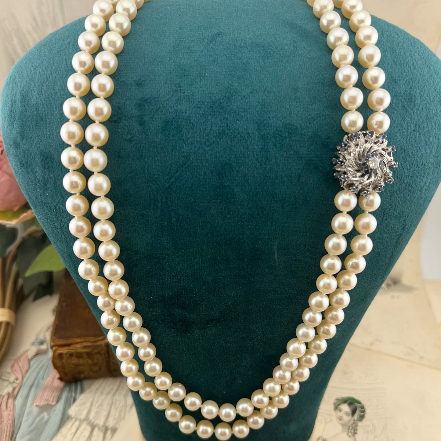 Collana girocollo a due fili di perle Akoya con chiusura in oro bianco 18 kt con diamanti e zaffiri