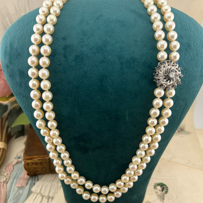 Collana girocollo a due fili di perle Akoya con chiusura in oro bianco 18 kt con diamanti e zaffiri