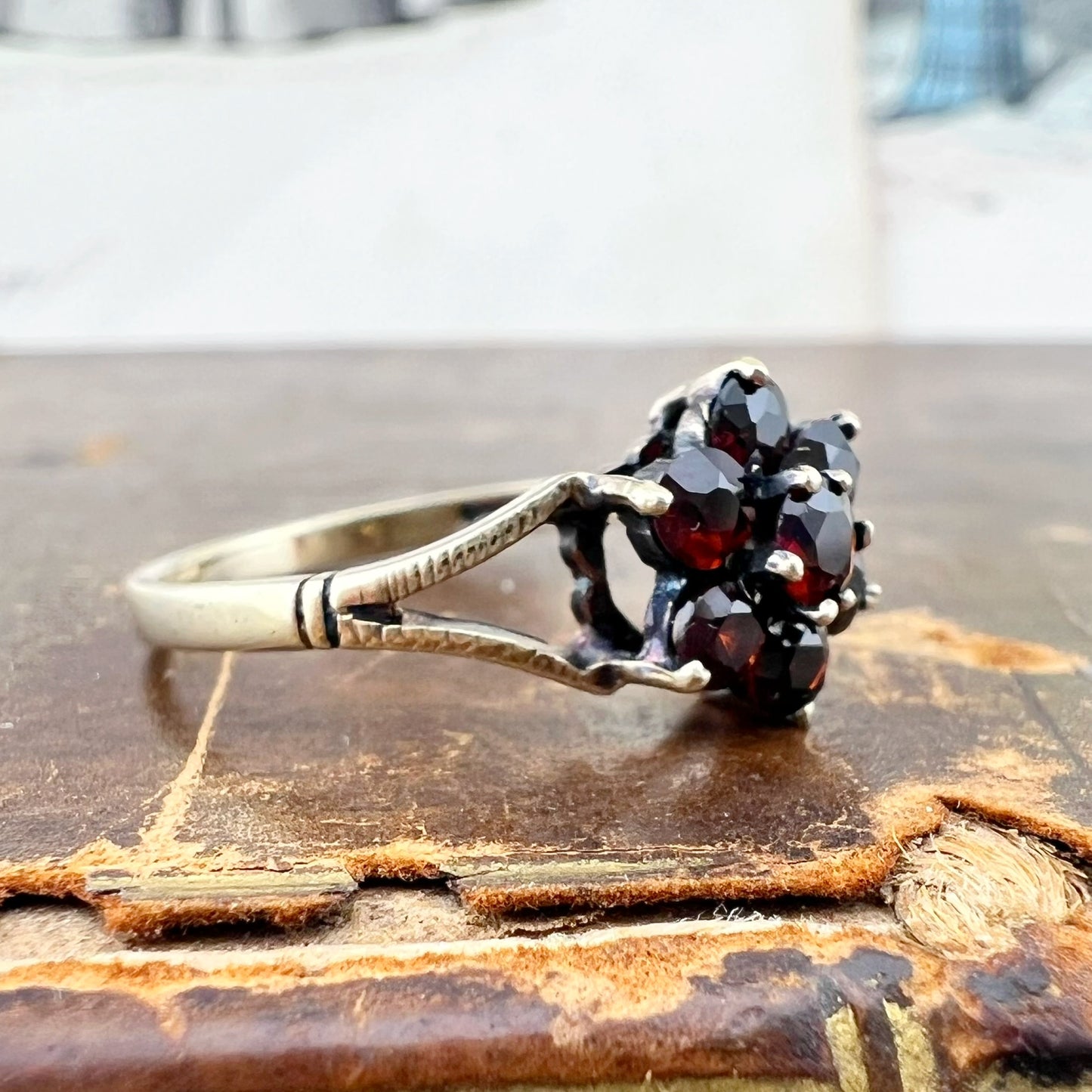 Anello vintage a margherita con granati – Birmingham, 1981