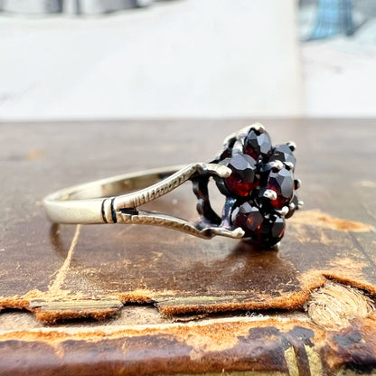 Anello vintage a margherita con granati – Birmingham, 1981
