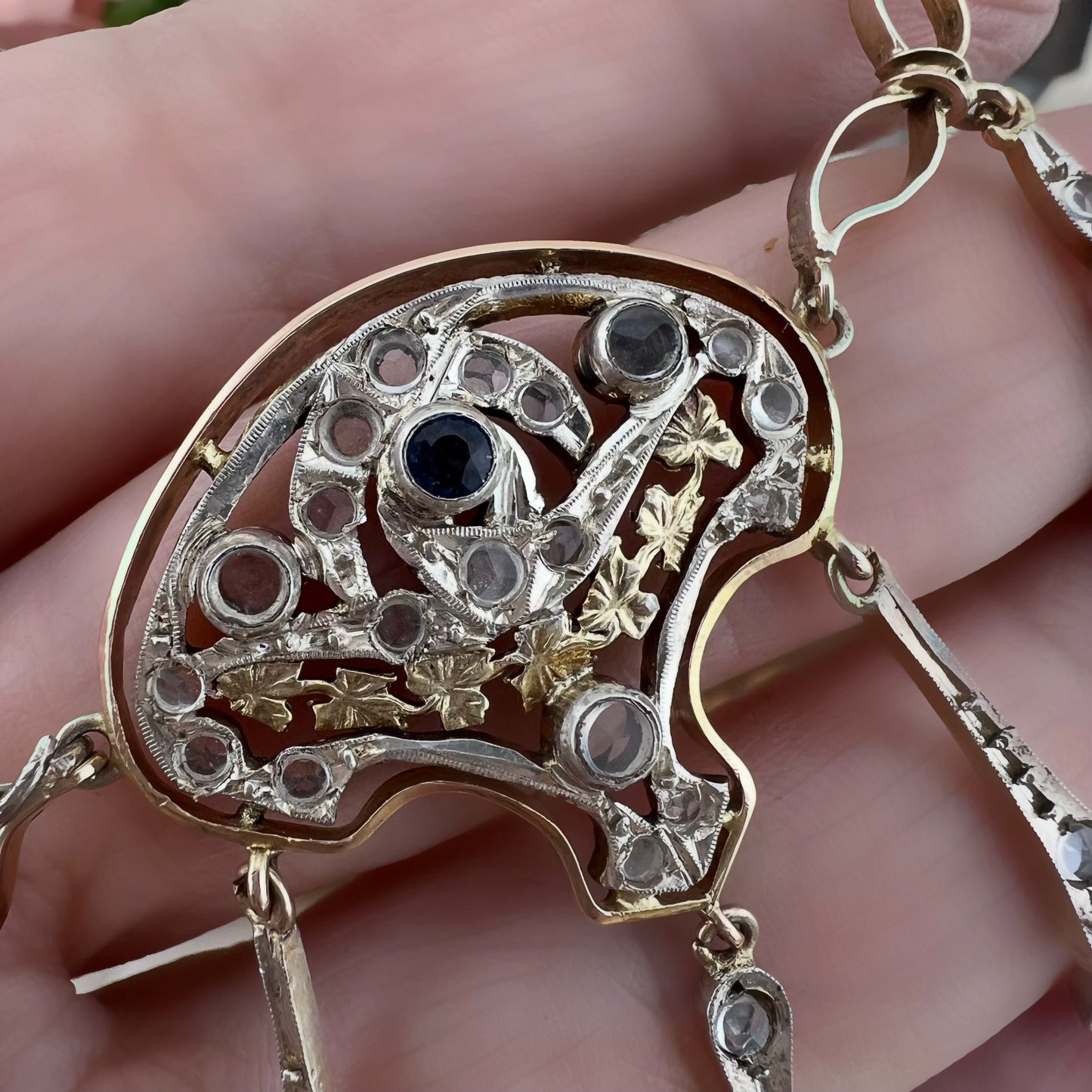 Collier Art Nouveau in oro 9 carati e argento con diamanti a taglio rosa e zaffiro centrale